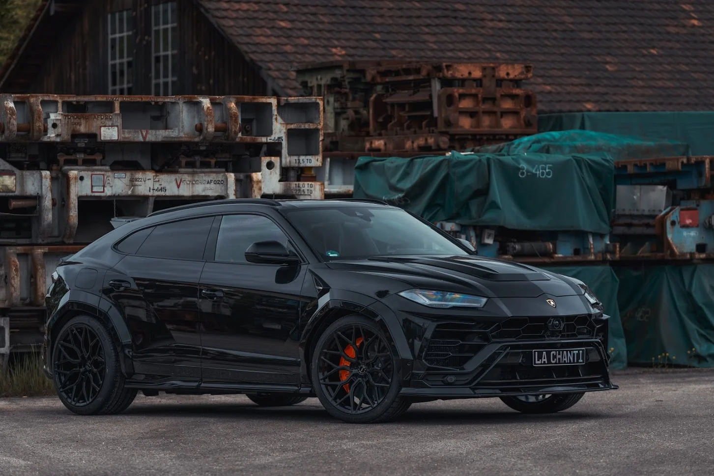 Lamborghini Urus in Schwarz mit LA CHANTI LCF7 Felgen und Prior Design Widebody Kit