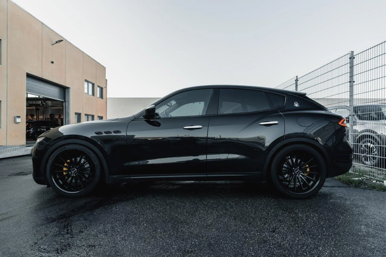 Maserati Levante mit LA CHANTI LCP12 Glossy Black Edition
