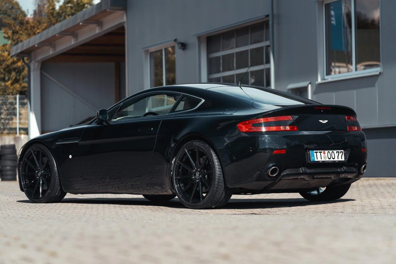 Aston Martin V8 Vantage mit LA CHANTI LCP10 Glossy Black