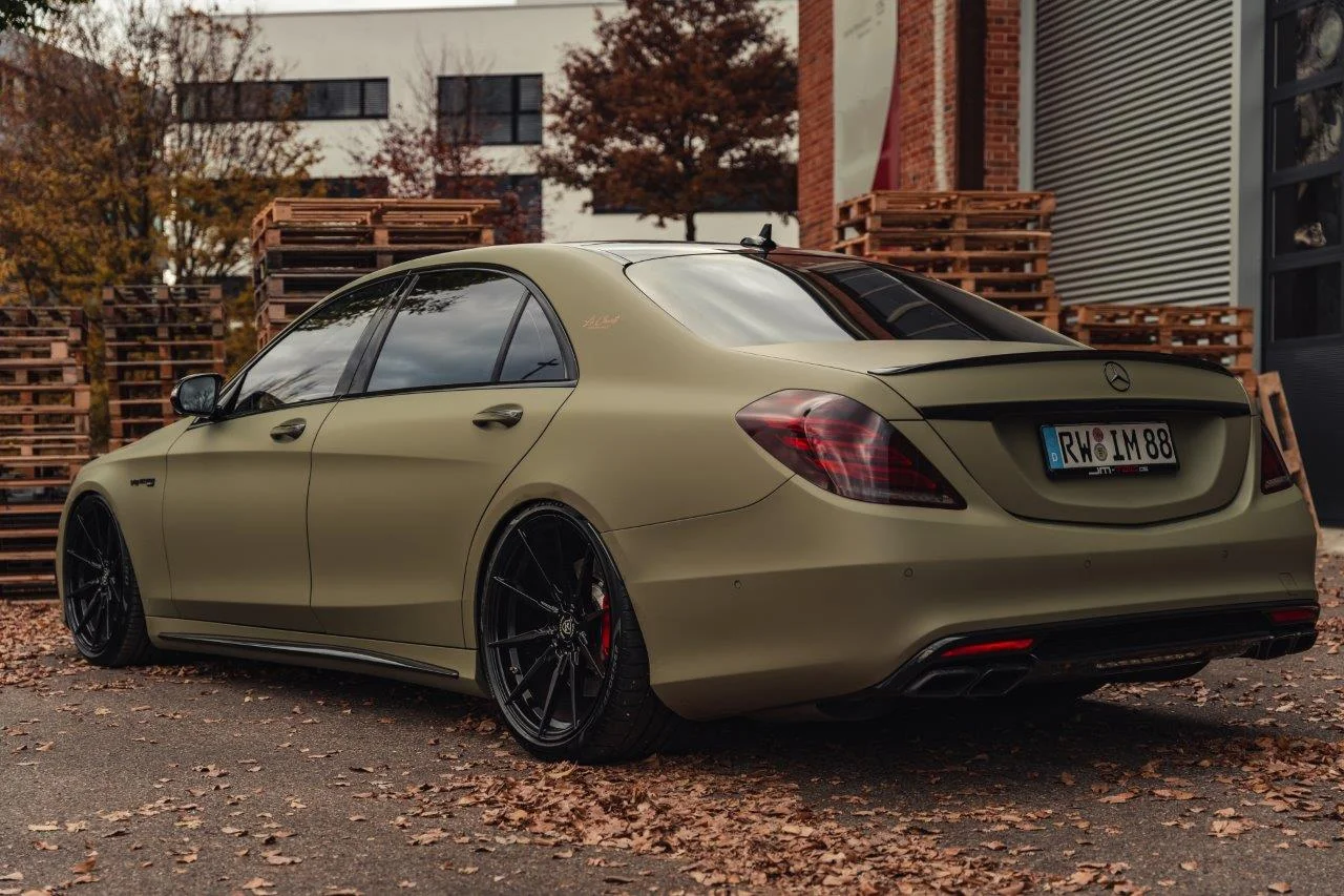 Mercedes S63 AMG in Mattgrün mit schwarzen LA CHANTI LCP11 Felgen